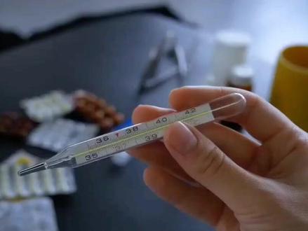 水银温度计之所以被全面禁产,根源在于其所含的汞(水银)犹如隐匿的“健康杀手”与“生态毒瘤”,严重威胁着人体健康和生态环境安全,这更是我国积极履行国际公约的坚定行动。2013年,国际社会携手签署《关于汞的水俣公约》,我国作为首批签约国,于2017年正式让该公约落地生效,其中明确规定自2026年起禁止生产含汞体温计。水银易挥发成剧毒蒸气,一旦破碎,房间汞浓度瞬间飙升,严重损害神经与肾脏,儿童、孕妇更是首当其冲。而且汞难以降解,还会经食物链层层富集。加之其使用不便、读数困难,禁产实乃大势所趋。#水银温度计 #温度计