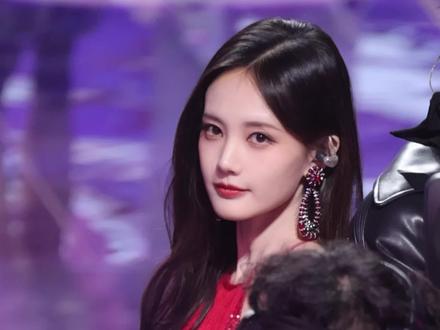 @李一桐Q 《我想要占据你》直拍🎥
#李一桐 #李一桐给粉丝送祝福 #湖南卫视春晚
#新年有礼了 #我的节日仪式感