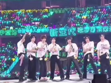 “此刻配宋中”五个字,藏着多少双向奔赴#时代少年团 #时代少年团永远演唱会 #时代少年团加冠礼演唱会 #STARTER冰饮系列