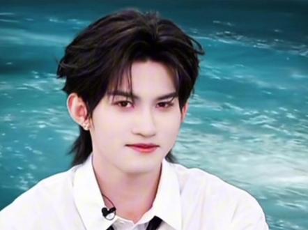 能看出这是第一次被郝熠然叫云旗老师,嘴角下不去一点