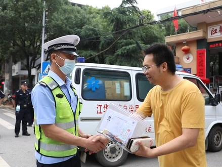 可长点心吧!又一考生忘带准考证#2022高考护航