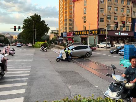 【路遇真百吨王】下班高峰期的平交道口火车来了怎么办?干就完了!