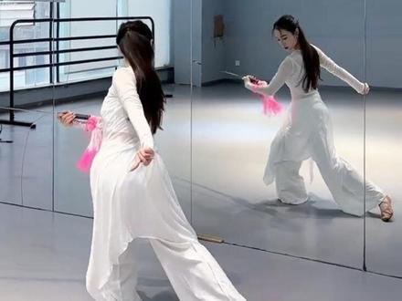 数拍子的背面分解,赶紧收藏学起来!#背面演示 #精卫 #剑舞 #原创 #一学就会系列