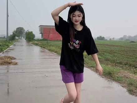 河南的姑娘就是好,下雨知道往家跑……#河南姑娘 #下雨天