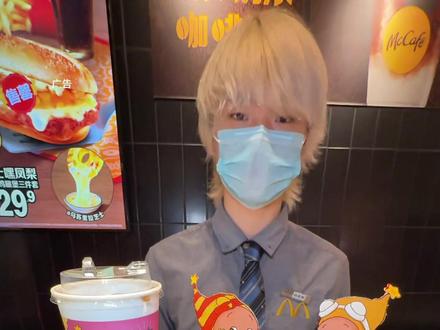 冲鸭!麦当劳星星人联名了!包装也太可爱了吧,趁活动全部拿下 #麦当劳六一 #喜欢您来玩 #麦当劳星星人 #长长长深海鳕鱼堡 #星愿薯饼