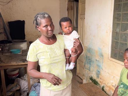 非洲小孩刚满月就用勺子和碗喂辅食不会用奶瓶体质是真好吃饱就行 #非洲生活 #混血宝宝 #喂食 #妈妈带娃 #平安健康成长