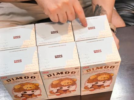 Dimoo秘密话剧社集齐 胆小狮
刺猬果
狼外婆
迷宫兔
软软绵羊
墩墩企鹅
芭蕾熊(隐藏款)
你最喜欢哪一个呢?
#dimoo #dimoo秘密话剧社 #dimoo新品 #拆盲盒 #泡泡玛特
