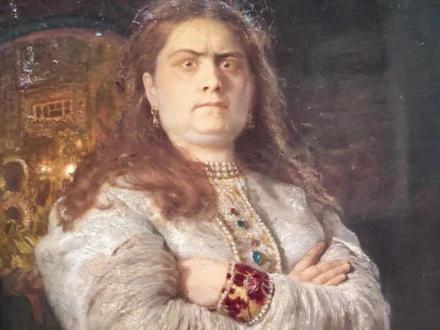 《1698年的索菲娅公主》
索菲娅·阿列克谢耶夫娜(1657-1704)俄罗斯公主,沙皇阿列克谢·米哈伊洛维奇之女,彼得一世的姐姐,俄罗斯历史上的一位女摄政。她是1682-1689年间实际上的俄罗斯统治者,彼得大帝执政之后,她纠集名门贵族,依靠近卫军,反抗彼得大帝,于1689年被彼得大帝幽禁于修道院,且除复活节之外连其他修女都不得见,六年后去世。这是索菲娅公主最为人所知的画像,画中的她身材粗壮、表情愤怒,因被弟弟彼得一世囚禁而愤怒无比却又无可奈何,就像一头关在笼中的猛狮。列宾没有描绘索菲娅公主的政敌彼得大帝的姿态,而是借助对修道院房中的花格窗描绘,暗示出索菲娅被幽禁的事实。在格子窗外隐约地看到一个被绞刑的男子,这就说明了近卫军和索菲娅的同伙已被镇压,并夺取了她的政权,也表明强大的彼得大帝的力量。据说列宾为了画这幅历史题材的画,和画家瓦斯涅佐夫走遍了莫斯科市内和近郊的修道院,一心想画出具有真实感环境,以表现这一真实的历史事件。#列宾美术学院 #列宾美院 #列宾油画 #列宾美院作品 #国博列宾艺术特展