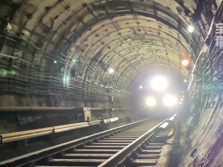 进入地铁隧道内参观,被列车追着跑! #户外探险 #探险 #萝卜头 #核辐射