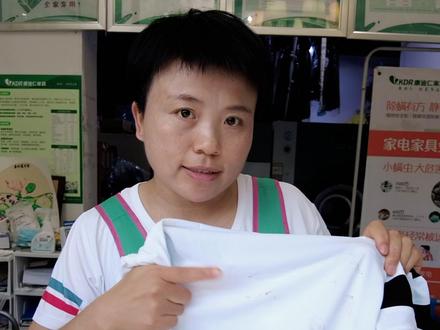 染发素,染到衣服上三天了依旧能去掉,其实很简单,啫喱水加硫磺皂轻松去掉#白衣服怎么洗白 #白色衣服发黄怎么洗白#染发剂怎么洗掉 #小妙招 #洗衣服 #