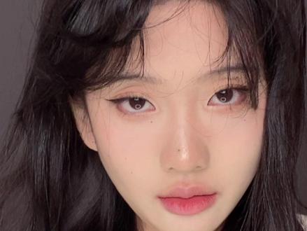 根据自己喜好调整腮红口红,饱和度低一些更清冷,妆面整体比较清冷,阿蛮这边没修鼻子更柔和一些,看大家喜好#分享妆容 #妆容教程