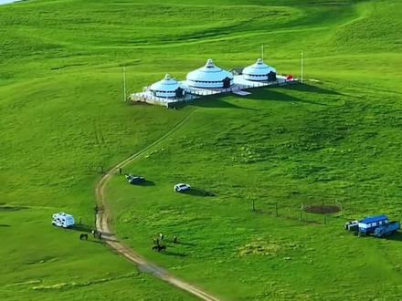 二上语文 | 古诗词解析北朝民歌《敕勒歌》
🌻【诗意】
美丽的敕勒大草原,就在连绵的阴山脚下,
天空像圆圆的大帐篷,笼罩着草原的四面八方。
天空蔚蓝,原野辽阔,
风儿吹过,绿草低伏,显露出成群的牛羊。
🍂【背景资料】
北朝民歌:公元4-6世纪,中国北方大部分地区处在鲜卑、匈奴等少数民族的统治之下,先后建立了北魏、北齐、北周等五个政权,历史上统称为“北朝”。北朝民歌就是这一时期由各族人民所作的战歌、牧歌以及反映人民生活的歌谣等,内容丰富,题材多样,语言质朴,风格粗犷豪放,形象地再现了北方人民英勇豪迈的精神气质。作品主要收录在《乐府诗集》中,现今存留下来的有60多首。
《敕勒歌》是由敕勒人传唱的民歌,原文为鲜卑语,后译为汉语。
据《资治通鉴》记载,敕勒族以擅长制作高轮车而闻名,这种车轮子极大,因此敕勒也被中原人称为“高车”。
🌺【主旨概括】
这首诗歌用简单质朴的语言,描绘了北国草原苍茫辽阔、壮丽富饶的风光,表达了敕勒人热爱家乡、热爱生活的豪情。
………………………………………………………
#家长收藏孩子受益 #小学语文