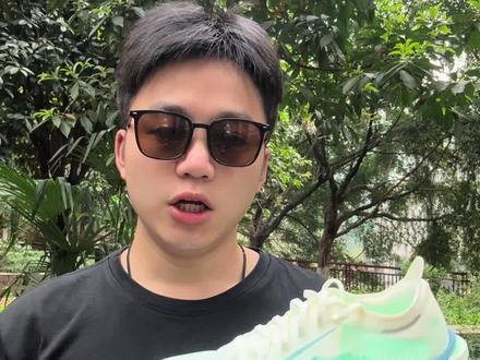 上脚体验破茧之刃Pro‼️分叉碳板究竟如何⁉️ 提前替各位小伙伴上脚体验这双破茧之刃Pro究竟如何,中底碳板对比以往做了大改动,又是分趾又是镂空,个人觉得中底泡棉依旧是属于韧弹一类,但前后掌又有不同,具体如何,视频中告诉各位#跑鞋 #跑步装备百科全书 #青年创作者成长计划 #特步破茧之刃Pro#人不破茧枉少年