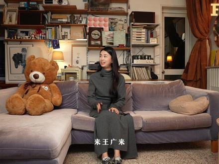 温馨可爱的王王队双采来~咯~ 「we flow」你我同频
Interview
冬日漫漫,还好我们有温暖的、可爱的、鲜活的王王队@HAHA王男 @王广__ 的陪伴。祝王王队,永远万紫千红,永远掌声满溢。
出品人 | 肖剑
监制&策划|薯条
纪实采访导演|板板
造型|恒儿
项目宣传|霜霜
化妆|樊浩
发型|崔迦南
制片|小媛
服装助理|罗思、美华
场地|Kingwaysun的家
器材|东西影棚
狗狗演员|Fizzy
#王男 #王广 #风尚志 #王王队双人首封 #喜人奇妙夜