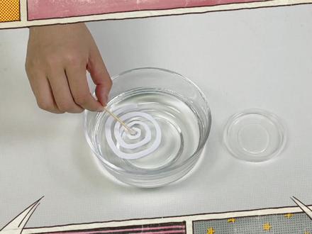 一片纸做的漩涡放在水里居然可以像真漩涡一样转动!快来看看是怎么做到的吧!