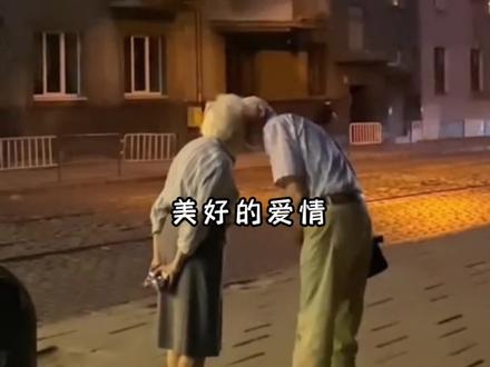 “爱情大概就是今朝挽手同淋雪 此生注定共白头”#爱情美好的样子 #爱情 #羡慕 #水泥封心