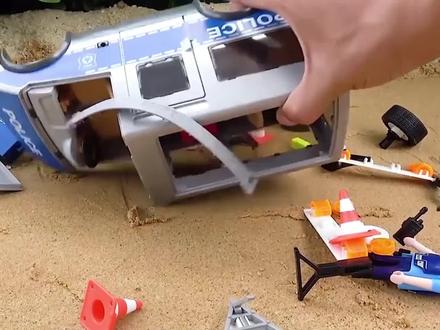 玩具车:马特汽车救援小巴士,发现车不够用,赶紧买了辆警车组装 #儿童 #玩具车 #小巴士 #警车