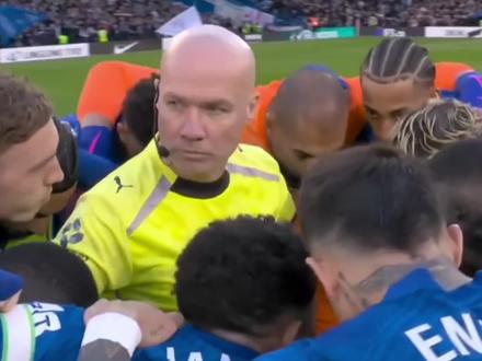 笑不活了,切尔西球员围着进行裁判加油打气的仪式 #切尔西 #帕尔默 #足球 #足球的魅力 #dou来足球季