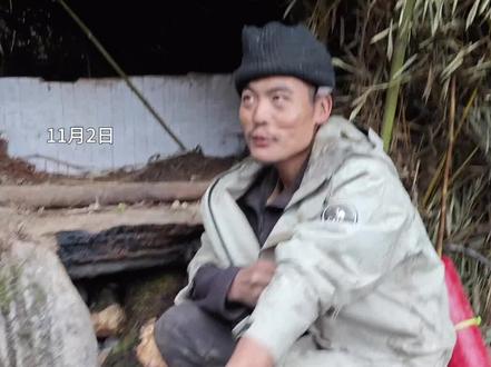 荒野求生?不过是贵州刀疤哥的贵州烤鸡盛宴罢了 #张家界七星山骆驼杯 #贵州文旅 #刀疤哥