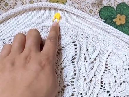 圆肩育克的毛衣怎么引返
圆肩育克一般可以选择后片织落差,或者领部引返,我选择的是育克完成后的引返,这样不会影响领子花型,个人感觉比织后片落差更好。#圈织引返 #领子引返教程 #圆肩育克