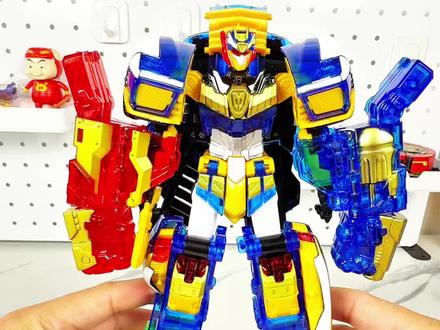 一个机器人变形,四个卡牌,一个汽车太炫酷了 #炫卡斗士#玩具#益智玩具#变形玩具#玩具推荐