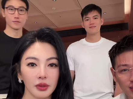 @秦磊官方切片授权 #秦磊张雨绮同台直播#高级穿搭 #秦磊男装#秦磊女装#T恤