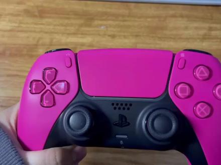 PS5手柄连接电脑有线/无线/steam教程
首先我们用TYPE-C数据线链接电脑,手柄插入USB接口,灯常亮代表链接成功
蓝牙手柄配对的话首先我们进入设置,选择蓝牙,添加蓝牙设备,点击蓝牙,
手柄按左上角的小按键和PS键,灯会快速闪烁,进行识别配对,电脑会识别到手柄选项,鼠标点击一下 已完成,手柄灯常亮就识别成功啦
然后我们进入steam设置 选择好之后进入控制器-一般控制器设定-勾选支持的PS5配置,手柄也可以选择自己喜欢的灯的颜色~
(PS5手柄连接电脑蓝牙部分老游戏有不兼容的情况 ,有线比较稳定!!!~)
