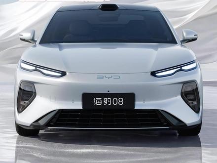 凭什么是旗舰?海豹08新车解析 作为今年比亚迪海洋网5678产品矩阵的老大哥,海豹08无疑会是店里的头牌。全面搭载刚刚发布的比亚迪第二代刀片电池以及闪充技术,5分钟补能400km。另外还有象征比亚迪高端系列的云辇-A、带激光雷达的天神之眼以及可能会让其他子品牌车系都十分眼红的后轮转向系统,可以说牌面绝对拉满。#海洋旗舰轿车海豹08 #比亚迪海豹08全球首秀 #海洋网旗舰轿车海豹08惊艳亮相 #海豹08