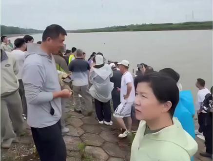 遛鱼20多个小时? 看看到底是什么鱼?猜猜有多大?#钓鱼人就是这么疯狂 #东荆河钓鲢鳙 #东荆河钓鱼最新消息