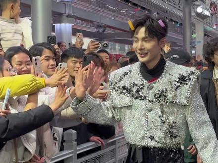 高迪真的带着十万人攻打万岁山了#高迪 #高迪来攻打万岁山了 #万岁山武侠城 #万岁山武侠城春节大庙会 #万岁山大宋武侠城