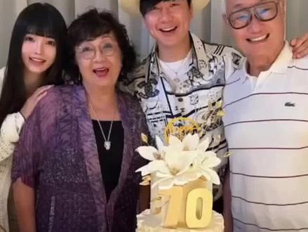 林俊杰44岁生日官宣恋情!女友七七依偎林母显亲密,21岁年龄差引热议