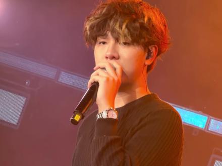 他们问我丢掉了太多遗不遗憾 一半一半#topbarry #topbarry演出 #一半一半 @Top Barry @topbarry