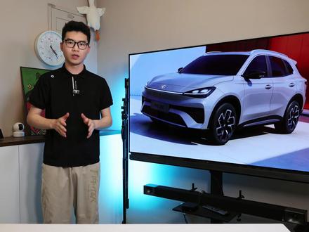 入门即搭载半固态电池,MG 4X怎么选? MG 4X这车核心亮点在于搭载半固态电池,听着就感觉很顶,这跟现有的一众车型一下就拉开差异化了。新车将于5月27号正式上市,目前处于盲订阶段,指导价为9.98-12.78万元,我估计正式上市售价还能再降点。
目前盲订权益有价值5000元的选装配置限时免费升级(如510自由版、610自由版赠送主副驾座椅通风、主驾座椅记忆、电动尾门等);本品置换有5000元置换补贴等。
那么问题来了,这车怎么选呢?
先来看下全系标配:后轮驱动,后五连杆独立悬架,6安全气囊,15.6英寸2.5K分辨率的中控屏,8155P车机芯片,豆包AI大模型,OPPO智慧车载,无线手车互联(Apple CarPlay、HUAWEI HiCar、Carlink),前排座椅电动调节,前排座椅加热与通风,主驾座椅记忆,360全景影像,透明底盘,电动尾门,自适应巡航,车道保持等。
配置表公布共有四个版本,两种续航;
510半固态自由版,是全系入门版,标配的全都有,而且它还采用了半固态电池,上汽清陶供应的,53.9度电,CLTC纯电续航510公里;电机最大功率125千瓦。
510半固态智享版,是510续航的高配版,加1.8万元,在入门版的基础上,能得到:L2+的辅助驾驶,地平线征程6e芯片,支持高速NOA,智能泊车等功能。舒适配置有前排座椅的按摩与记忆,女王副驾(带电动腿托),方向盘加热,全景天窗(带电动遮阳帘),后排隐私玻璃,256色氛围灯,50W手机无线充电等。
610自由版,与入门版差价1万,整体配置看齐入门版,但CLTC续航提升到610公里,换装成64.2度的宁德时代磷酸铁锂电池;然后动力提升到150千瓦的功率,扭矩提升到350牛米。
610智享版,是全系顶配版,与510智享版差价1万,与610自由版差价1.8万元,配置整体看齐高配版,但同样CLTC续航提升到610公里,换装成64.2度的宁德时代磷酸铁锂电池;然后动力提升到150千瓦的功率,扭矩提升到350牛米。
研究完配置表之后,可以发现,其实MG 4X就两款配置,每款配置有两种不同续航和动力,这样一下就更清晰了。
怎么选?如果觉着标配就够用,那就考虑入门版;如果说想以最少的成本去拥有辅助驾驶以及半固态电池这些新技术,那就选高配版。既要长续航又要辅助驾驶的话,直接上顶配。
#MG4X #新能源汽车