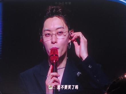 一晚上连出两次洋相的洋哥:我不会再笑了
岳岳灵超:无所谓,我们会一直笑
妹妹们:不吃压力
0523佛山 fishboy 西 talk环节
#oner #木子洋 #oner狂欢巡演日记 #不厚道的笑了 #洋相还得洋哥出