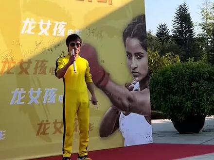 最有真材实料的李小龙模仿者!双节棍点蜡烛,脚踩鸡蛋不碎!#高手在民间 #弘扬中华武术 #发扬传承精武精神