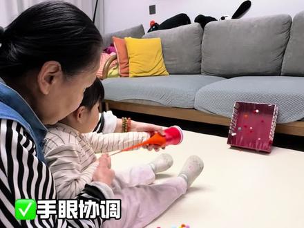 纸杯大炮 一个纸箱几个小绒球,自制大人和小孩超喜欢的纸杯大炮!#自制早教玩具 #早教 #在家早教 #亲子日常 #不花钱早教
