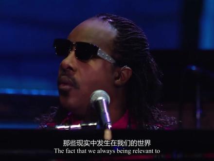 历史上最伟大的十位歌手之一,22次获得格莱美大奖者史提夫旺达,在鲍勃迪伦演唱会上作为嘉宾发出灵魂呐喊,翻唱了这首答案在风中飘荡呼吁世界和平。#神级现场 #世界和平 #经典
