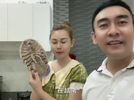 越南老婆胆子大.下手真狠.清蒸尸鳖王这道菜够硬吧.很补啊