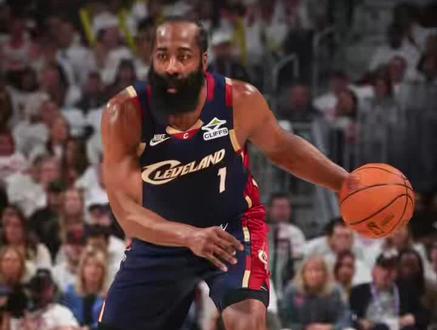 哈登关键时刻连得7分!3分绝杀,梦回火箭登!!! #nba #nba季后赛 #篮球热议话题 #哈登 #nba绝杀 被全网嘲讽“软脚虾”?37岁的老汉用最硬的方式一把掀翻了桌子!🚫👴
上半场拉胯、失误、三分打铁…所有人都以为那个“季后赛隐身”的哈登又回来了。但在G3生死边缘,他末节最后90秒连飙7分,抛投、中投、超远三分一气呵成,直接用一把“关键球三连杀”把活塞的反扑掐死在摇篮里!💦
从G2的-15到今天的+14,从千夫所指到力挽狂澜。什么判罚争议、什么名嘴炮轰,大胡子只用实际行动回击:只要还能站在场上,老子就能接管比赛!
拒绝0-3,这,就是詹姆士·哈登的终极救赎。🏀💪