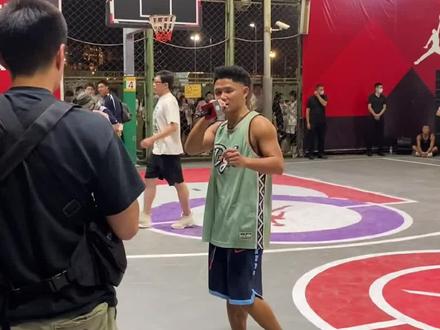 昨天的下站东单,@吴悠morefree 拿下27分,但是他把MOP颁给了队友程飞,因为他理解的篮球是酱紫的。