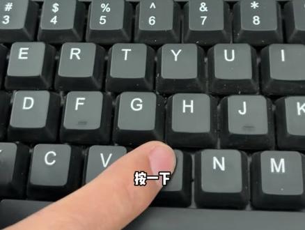 电脑突然黑屏,游戏花屏,出现彩线?3秒解决! 重置显卡驱动的核心原理(Win+Ctrl+Shift+B)
Windows 内置的 Win+Ctrl+Shift+B 快捷键,是触发TDR 机制的快速重置,原理分
触发系统信号
按下组合键,Windows 向显卡驱动发送强制重置指令,暂停当前所有渲染任务。
安全卸载并重启驱动
系统安全卸载当前显卡驱动(不关机、不关闭程序),清空 GPU 显存、帧缓冲、命令队列,清除所有临时异常数据。
GPU 硬件复位
驱动重启时,GPU 核心、显存、显示输出模块恢复到默认初始状态,修复硬件层面的临时时序 / 状态异常。
重新加载驱动并恢复通信
系统重新加载显卡驱动,重建与 GPU、显示器的通信链路,恢复正常渲染。
现象:屏幕黑 1–3 秒、听到提示音,随后画面恢复正常,不丢失当前工作 / 游戏进度。
三、“彻底重装驱动” 的深层原理(DDU / 清洁安装)
若快速重置无效,需用 DDU 彻底卸载 + 重装,解决残留冲突、文件损坏、版本不兼容:
深度清理残留
DDU 在安全模式下,删除驱动文件(.sys)、注册表项、服务、着色器缓存、Vulkan/OpenCL 组件,彻底清除旧驱动痕迹。
消除版本冲突
避免新旧驱动文件、配置互相覆盖 / 冲突,从根源解决兼容性问题。
安装纯净稳定驱动
安装官方 WHQL 认证驱动,确保与系统、游戏引擎的 API 调用完全兼容。
#电脑知识 #电脑优化 #windows