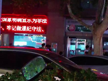 还好,大家都还比较克制,只是推搡,没有打起来。2026年新规,动手很严重。#夜市现场真实记录 #夜市事件