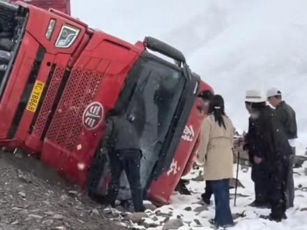 路遇西藏317国道那曲路段拖挂侧翻,快速破窗救出,最后发现是高速豫CY8868好人司机,您帮助别人,现在该我们帮助您了!#豫CY8868#好人好事#317国道正能量#见义勇为#