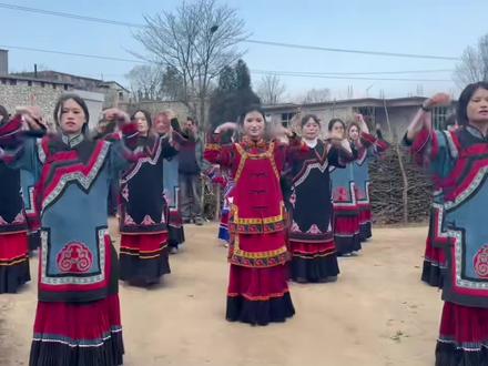 出嫁
看一场彝族姑娘的婚礼
这一刻,彝家人最美的浪漫,都在为你祝福!
#彝族婚礼
#妹妹
#索玛花
#以爱为名
#以余生为期