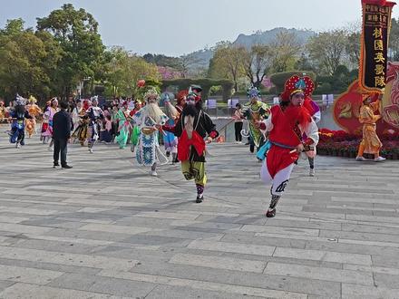 你们都去文光塔中华路体育中心看英歌嘉年华,围得水泄不通😲棉城满满的人流量😅东山公园的英歌舞不用人挤人🤪🤪🤪#潮阳英歌 #民俗文化 #英歌舞 #潮阳英歌嘉年华 #非遗传承