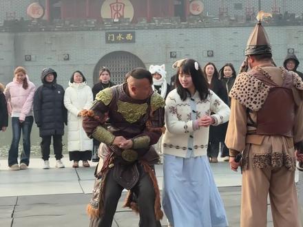 金贼舍身救美女,荣获新发型小辫子#金国将军互动#万万没想到#搞笑#清明上河园#人类对清明上河园的开发不足百分之一