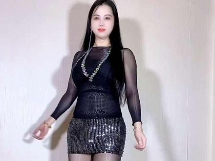 #小皮裙 #穿出长腿美感 #高跟黑色丝袜穿搭 #扭一扭