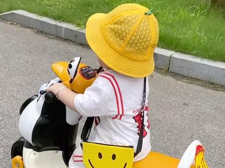 7.22#乔治 十一个月了,爸爸安排的摩托车上手就会骑,还带音乐,骑出门太拉风了吧!转了20圈还不回家😂