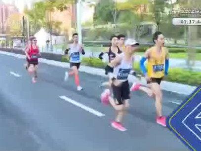 被我师父帅到了,领跑女子冠军