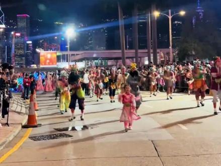 英歌舞亮相香港,7岁小女孩庄恩琪C位登场!气场拉满!少年传承,才是最动人的文化力量!人山人海里全是同根同源的年味儿,更是刻在骨子里的文化认同!#全球创作者计划 #零基础看懂全球 #英歌舞 #英歌小女孩庄恩琪火力全开 #热点